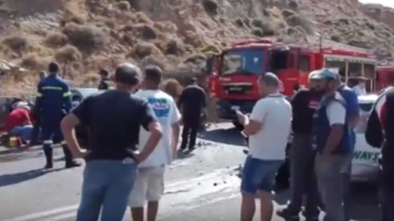 Νέο τροχαίο με 5 τραυματίες στην Κρήτη - Σμπαράλια τα δυο αυτοκίνητα video
