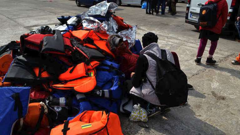 Η δεύτερη ζωή των σωσιβίων των προσφύγων που συλλέγονται από τις ακτές