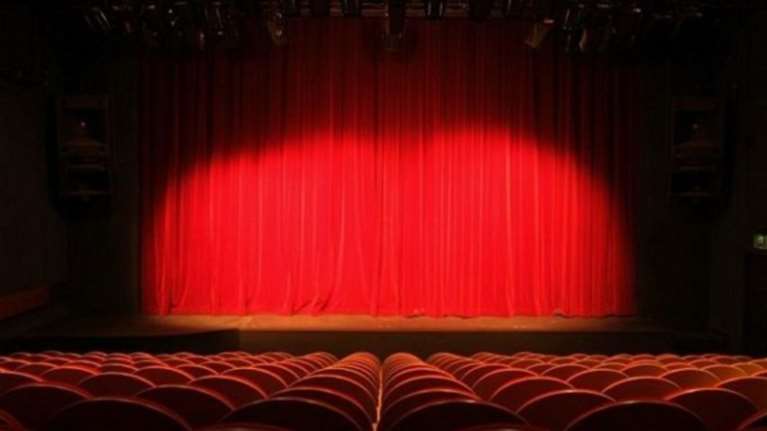 Γνωστός Έλληνας ηθοποιός δουλεύει σε πανσιόν στην Εύβοια!