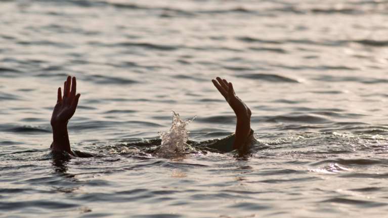 Μεθυσμένοι τουρίστες πήγαν να...σώσουν 14χρονη, παραλίγο να πνιγούν