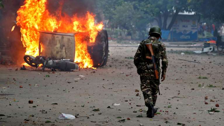 Ινδία: 32 νεκροί απο ταραχές με αφορμή τον βιασμό 2 γυναικών -βίντεο