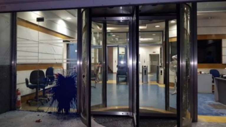 «Ντου» κρανοφόρων με λοστούς τη νύχτα στα γραφεία του ΔΟΛ