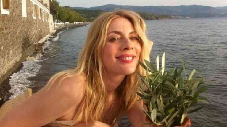 «Ωδή» στο απλό μπικίνι από την υπέροχη Σμαράγδα Καρύδη