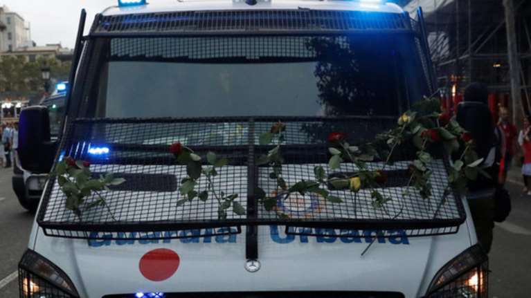 Mαζική πορεία ενότητας κατά της τρομοκρατίας στη Βαρκελώνη (φωτό)