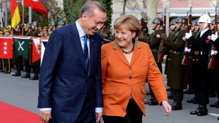 «Υπερβολικά ανεκτική» η στάση της Μέρκελ απέναντι στην Τουρκία