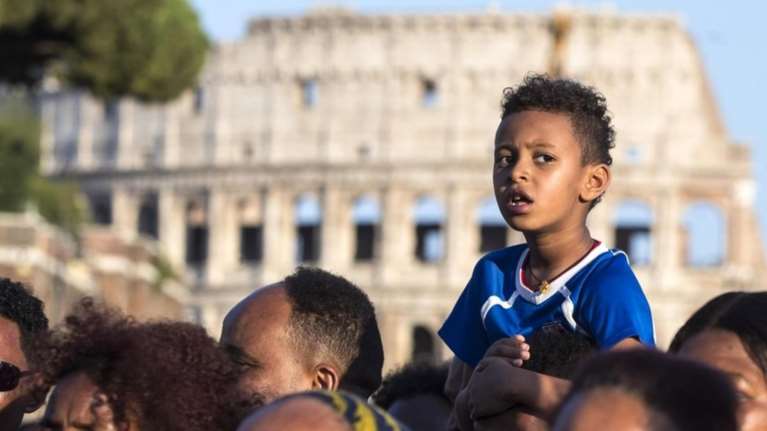 Τους έδιωξαν με... μάνικες επέστρεψαν με 5 χιλ. υποστηρικτές!