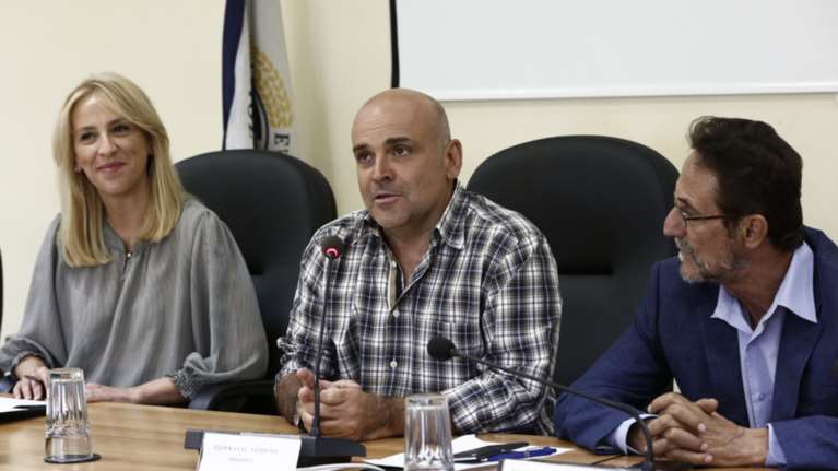 Συμβασιούχος μαχαίρωσε τον δήμαρχο της Ελευσίνας μέσα στο γραφείο του