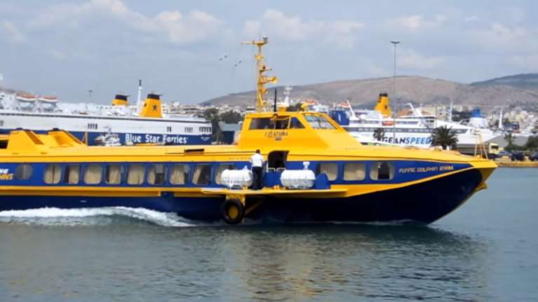 Βλάβη σε ιπτάμενο δελφίνι μόλις έξω από το λιμάνι της Αίγινας