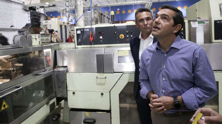 Τσίπρας στην «Παπαστράτος»: Ανατρέπουμε τον εργασιακό μεσαίωνα