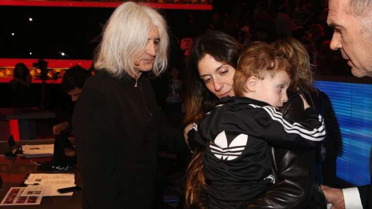 Νίκος Καρβέλας: Παίζει με τα εγγόνια του και το απολαμβάνει [φωτο]