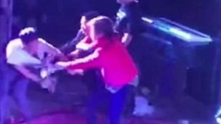 Πλάκωσε στο ξύλο τον άνδρα της μέσα στο στριπτιζάδικο