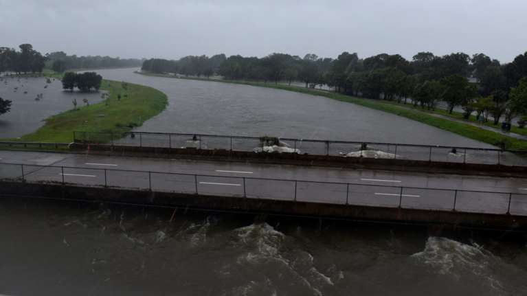 Τρέμουν για την υπερχείλιση των φραγμάτων στο Χιούστον