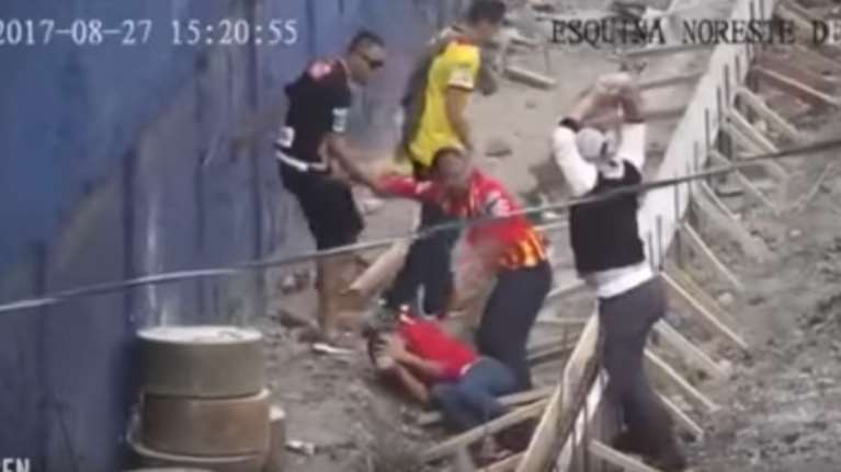 Χούλιγκαν ρίχνει πέτρα σε κεφάλι οπαδού