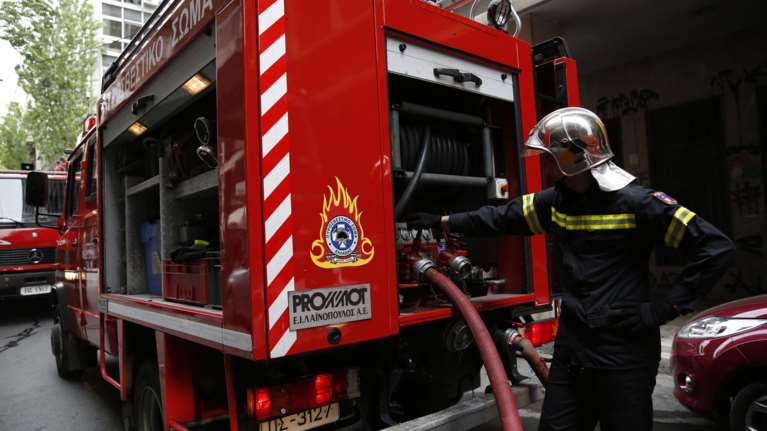 Πετρούπολη: Στις φλόγες διαμέρισμα, με εγκαύματα πατέρας και κόρη