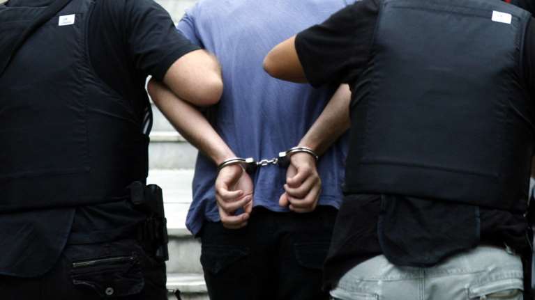 Απίστευτη απάτη: Υποδυόταν τον μεγαλόσχημο και αποσπούσε λεφτά