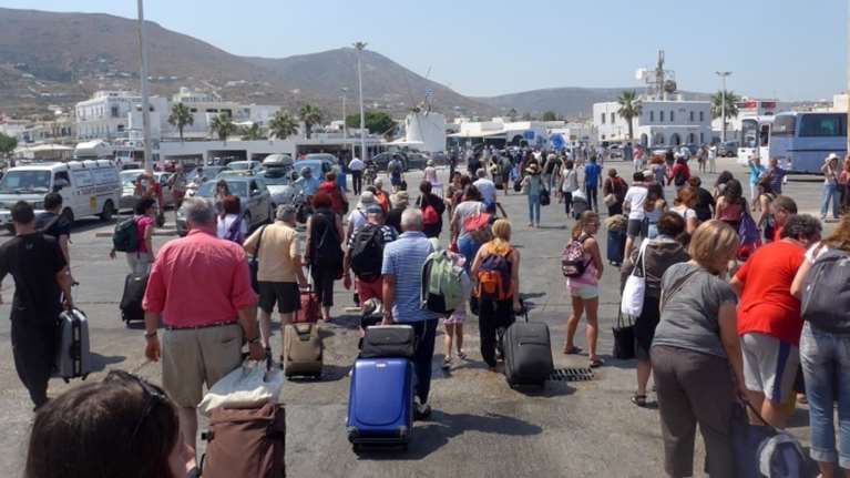 Δεν ρυμουλκείται το Blue Star Patmos λόγω ρήγματος, παραμένει στην Ιο