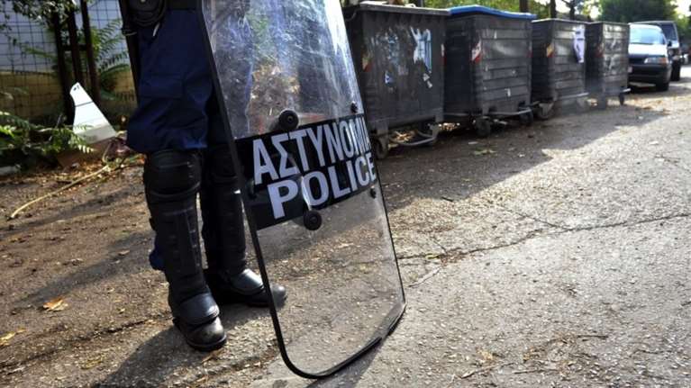 Πλακώθηκαν στη μέση του δρόμου με τούβλα και πλακάκια