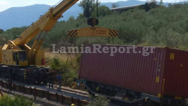 Με γερανούς προσπαθούν να ανοίξουν τη σιδηροδρομική γραμμή