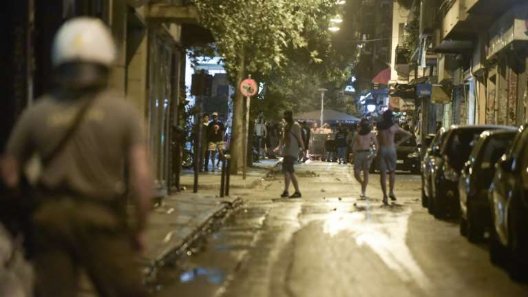 Ανήλικος έβρισε και απείλησε με ψεύτικο όπλο αστυνομικούς στο κέντρο της Αθήνας