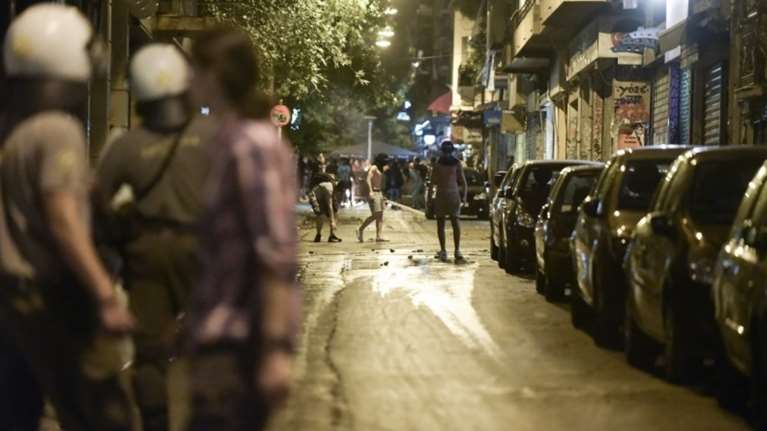 Πεδίο μάχης για τρίτο βράδυ τα Εξάρχεια, 45 λεπτα «έβρεχε» μολότοφ