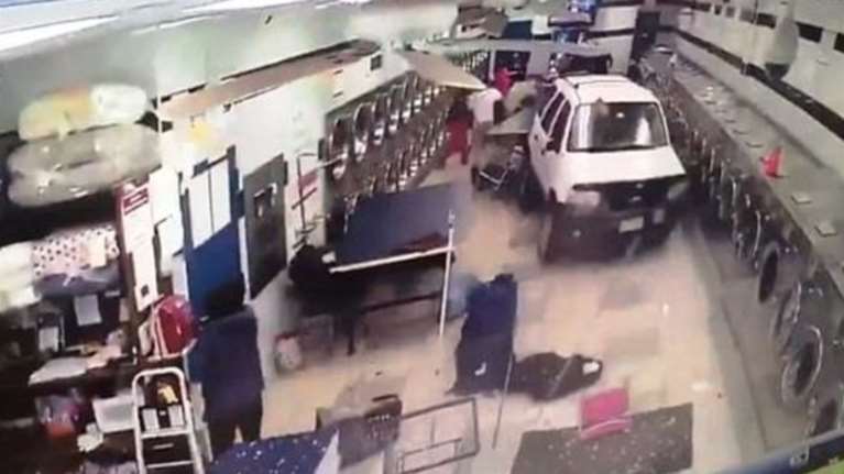 Έβαλε όπισθεν και μπήκε με ...φόρα στο καθαριστήριο