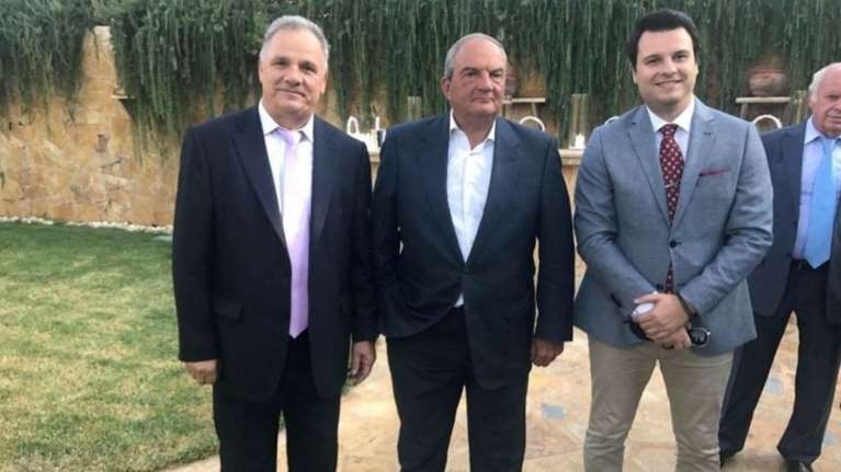 Επανεμφάνιση Καραμανλή σε «γαλάζιο» γάμο με πλούσιο μενού