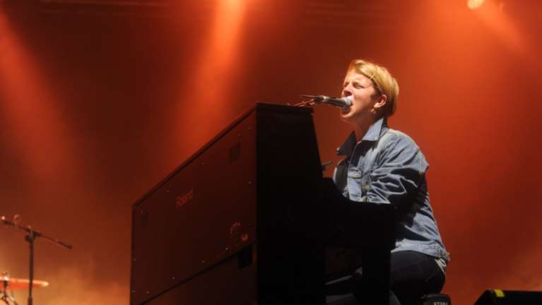 Ο Τομ Οντέλ σε μυστική συναυλία για τη στήριξη των προσφύγων στην Αθήνα