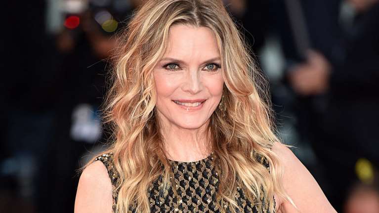 Η μεγάλη επιστροφή: Απαστράπτουσα στο κόκκινο χαλί η Μισέλ Πφάιφερ