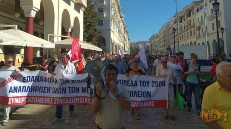 Γιγάντιο πανό από το ΠΑΜΕ στην πρόσοψη του ΙΚΑ Θεσσαλονίκης