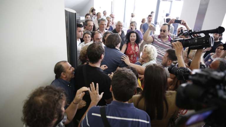 ΜΑΤ VS συλλογικοτήτων  στο ειρηνοδικείο για τους πλειστηριασμούς