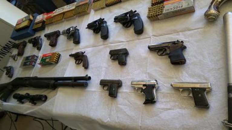 Στα χέρια μπράβων του Πειραιά κατέληγε ο βαρύς οπλισμός με ονόματα ψαριών