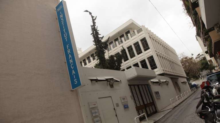 Επίθεση με μπογιές στο Γαλλικό Ινστιτούτο λίγο πριν έρθει ο Μακρόν