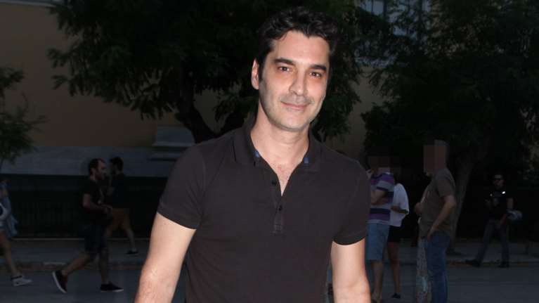 Χριστόφορος Παπακαλιάτης: «Reunion» με όμορφη ηθοποιό στους Παξούς