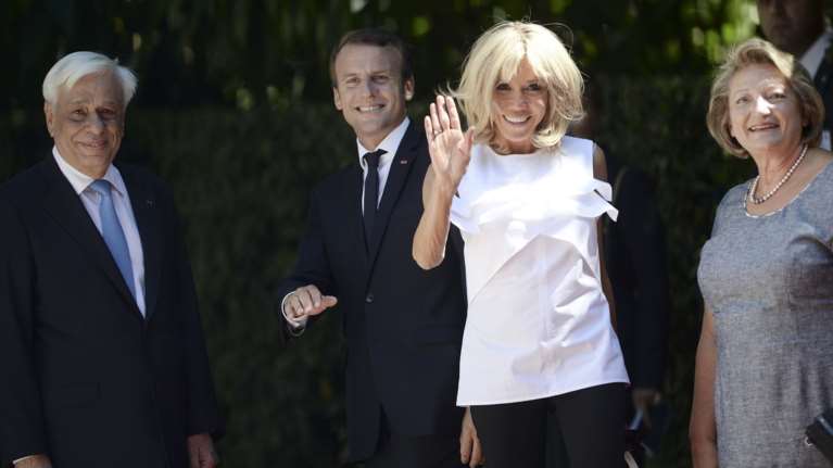 Με λευκό τοπ και μαύρο skinny παντελόνι στην Αθήνα η Μπριζίτ Μακρόν