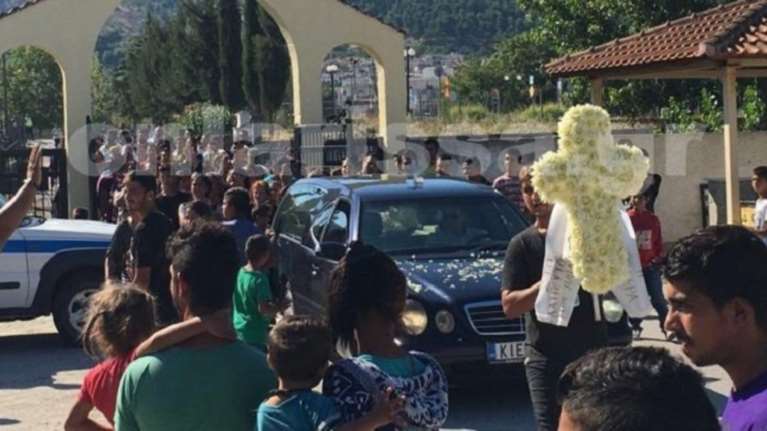 Θλίψη και οργή στην κηδεία του μικρού Νίκου στα Φάρσαλα [φωτό]