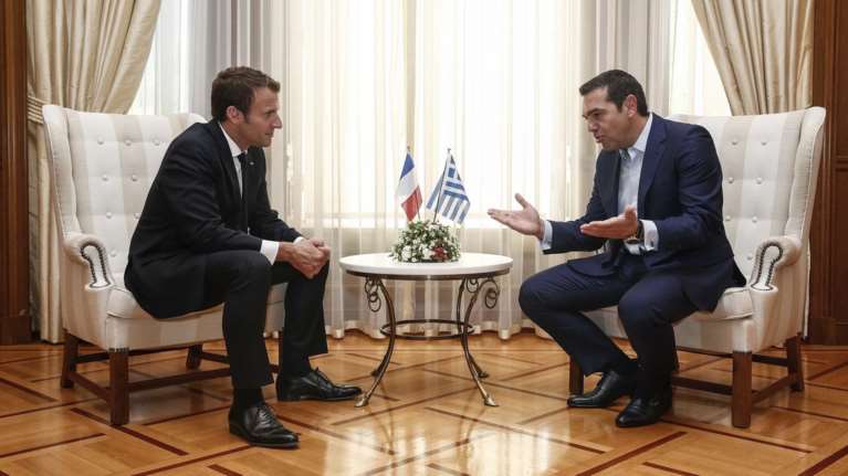 Στο Μαξίμου ο Μακρόν: &quot;Τρομακτικές οι προσπάθειες των Ελλήνων&quot;