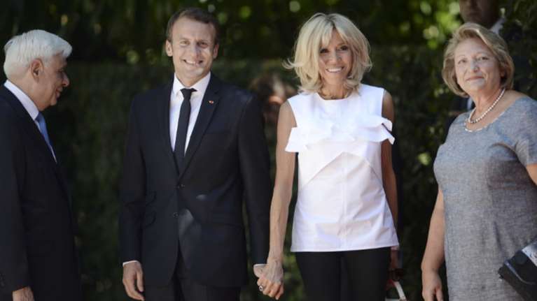H τρυφερή στιγμή του Εμανουέλ και της Μπριζίτ Μακρόν στην Αθήνα