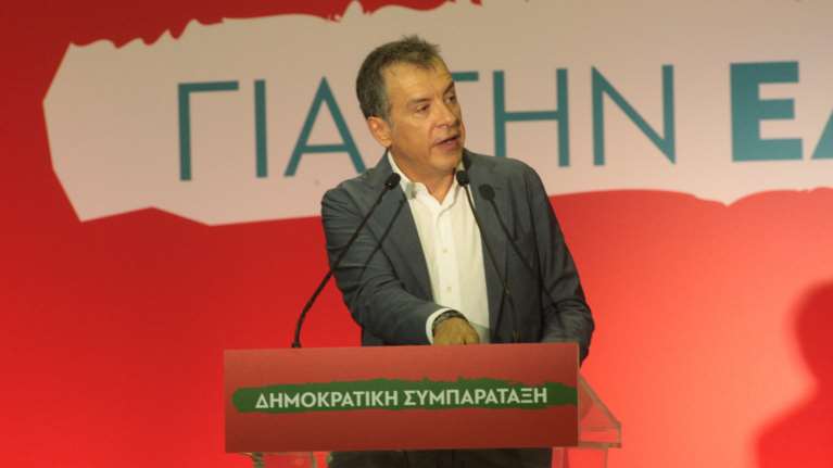 O Θεοδωράκης γράφει στο facebook γιατί «είναι» με τον Μακρόν