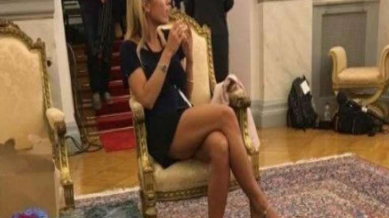 Επίσκεψη Μακρόν: Το σταυροπόδι γαλλίδας δημοσιογράφου που έγινε είδηση φωτό