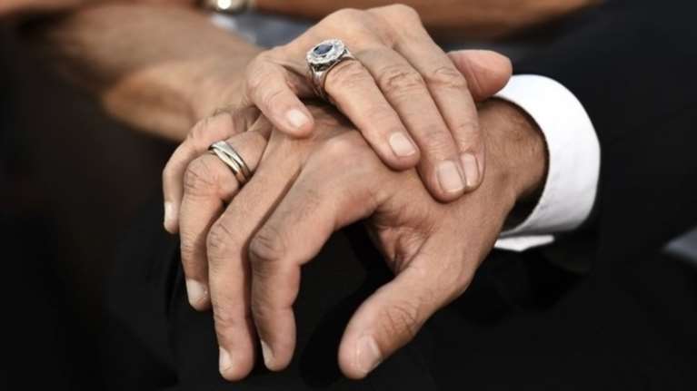 Η στήριξη της Μπριζίτ στον Εμμανουέλ πριν από την ομιλία του στην Πνύκα