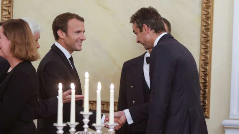 Συνάντηση Μακρόν με Μητσοτάκη στη γαλλική πρεσβεία