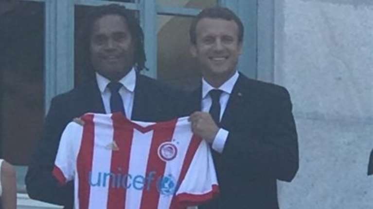 Ο Καρεμπέ «φόρεσε» στον Μακρόν τη φανέλα του Ολυμπιακού [Εικόνα]