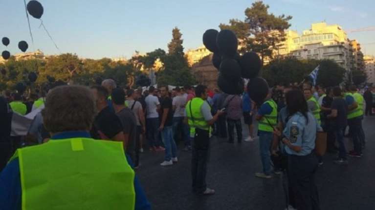 Στους δρόμους με μαύρα μπαλόνια οι ένστολοι στη Θεσσαλονίκη (ΦΩΤΟ)