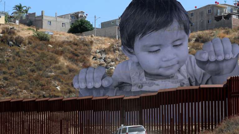 Τέχνη χωρίς σύνορα: Ενα αγόρι «παγιδευμένο» στα σύνορα Μεξικού-ΗΠΑ
