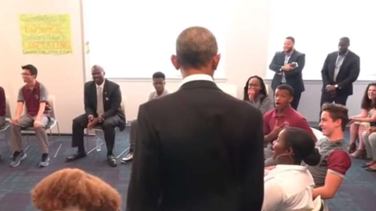 Surprise! Ο Ομπάμα αιφνιδίασε μαθητές σε σχολείο της Ουάσιγκτον