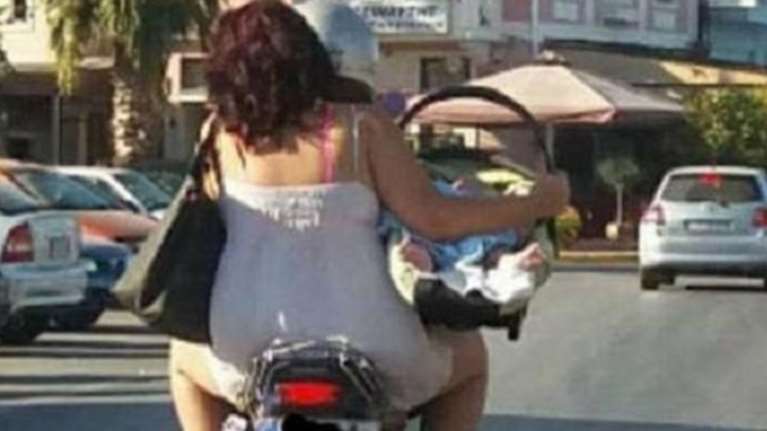 Σαλος με τη φωτογραφία νεογέννητου πάνω σε μηχανάκι στη Μυτιλήνη