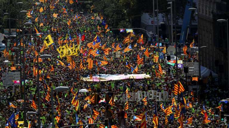 «Αντίο Ισπανία» φώναξαν ένα εκατ. Καταλανοί στη Βαρκελώνη