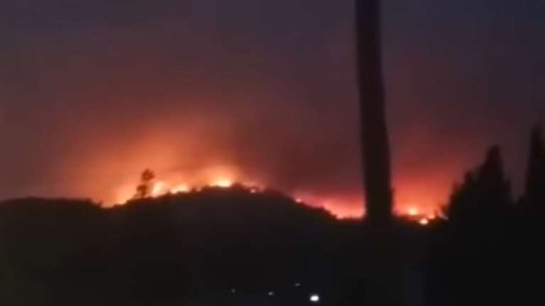 Φωτιά στην Αχαϊα: Εκκενώθηκε χωριό, κινδύνευσαν εθελοντές