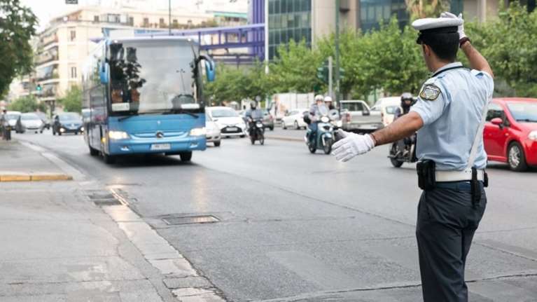 Με παράβαση 1 στα 17 σχολικά την πρώτη μέρα της χρονιάς