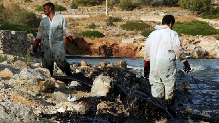 Οικολογική καταστροφή στον Σαρωνικό από το δεξαμενόπλοιο [φωτό]